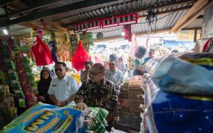 Cek Harga, Gubernur Sulbar Pastikan Stok Pangan Aman