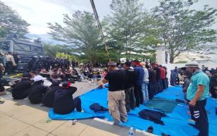 Aksi Unjuk Rasa di Kantor Gubernur; Salat di Hadapan Barikade Polisi