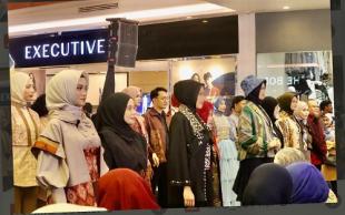 Sulbar Tampilkan Tenun Tradisional di Fashion Show FESyar KTI