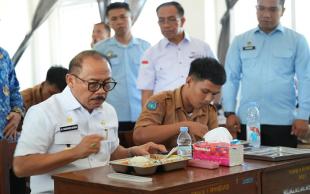 Saat Gubernur Suhardi Duka Cicipi MBG di SMKN 1 Rangas