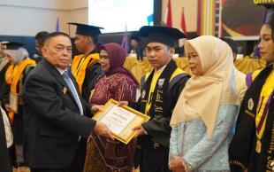 Pesan Salim S Mengga di Wisuda Unika Mamuju; Jaga Integritas !